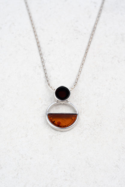 Sidabrinis vėrinys su vyšnių ir medaus spalvos gintaru Equilibrium“