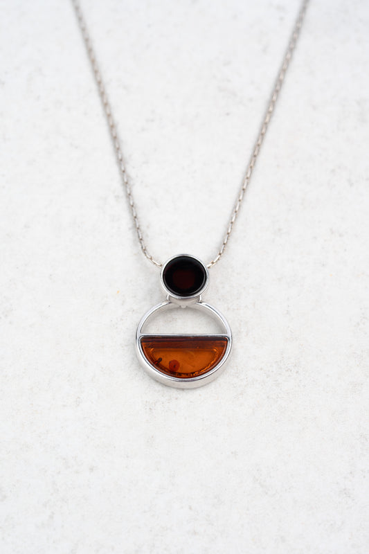 Sidabrinis vėrinys su vyšnių ir medaus spalvos gintaru Equilibrium“