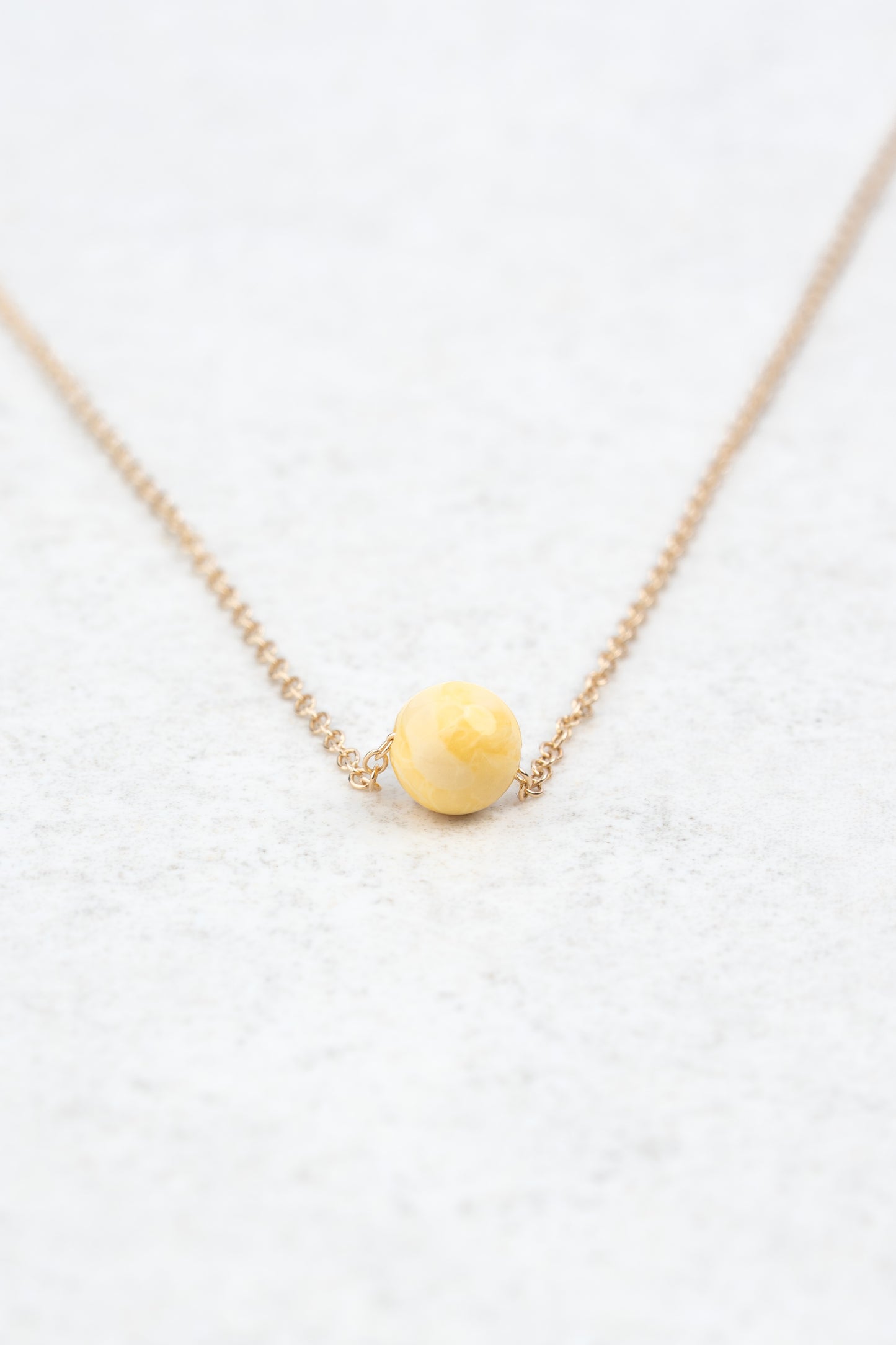 Paauksuotas vėrinys su pienišku Baltijos gintaru „Solitas“