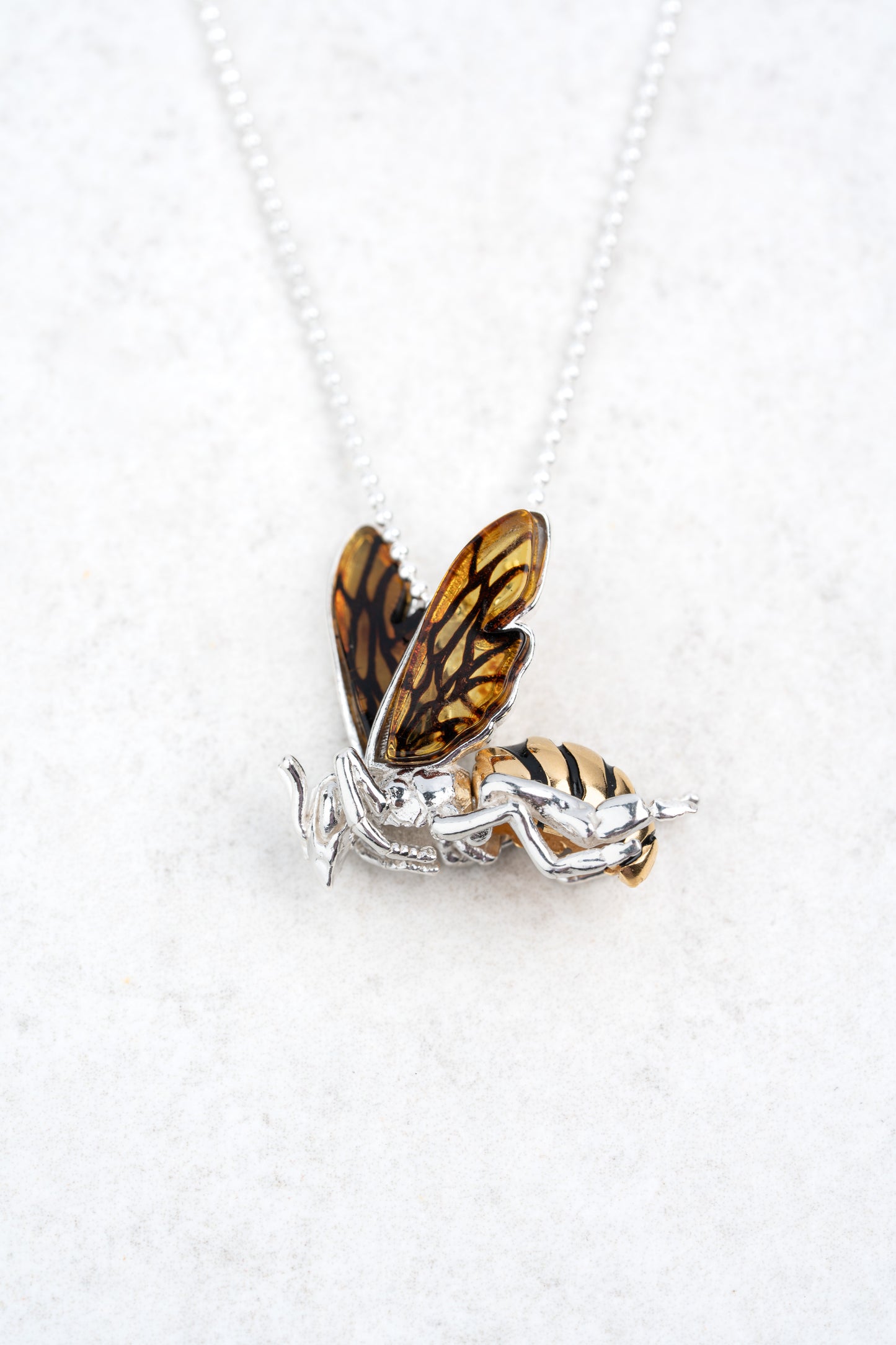 Paauksuotas vėrinys su Baltijos gintaru „Aurata Volans“