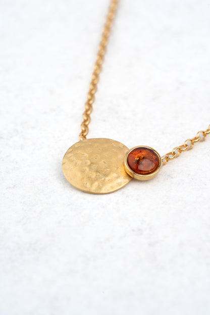 Paauksuotas medaus spalvos gintaro pakabukas „Crusta Lucis“