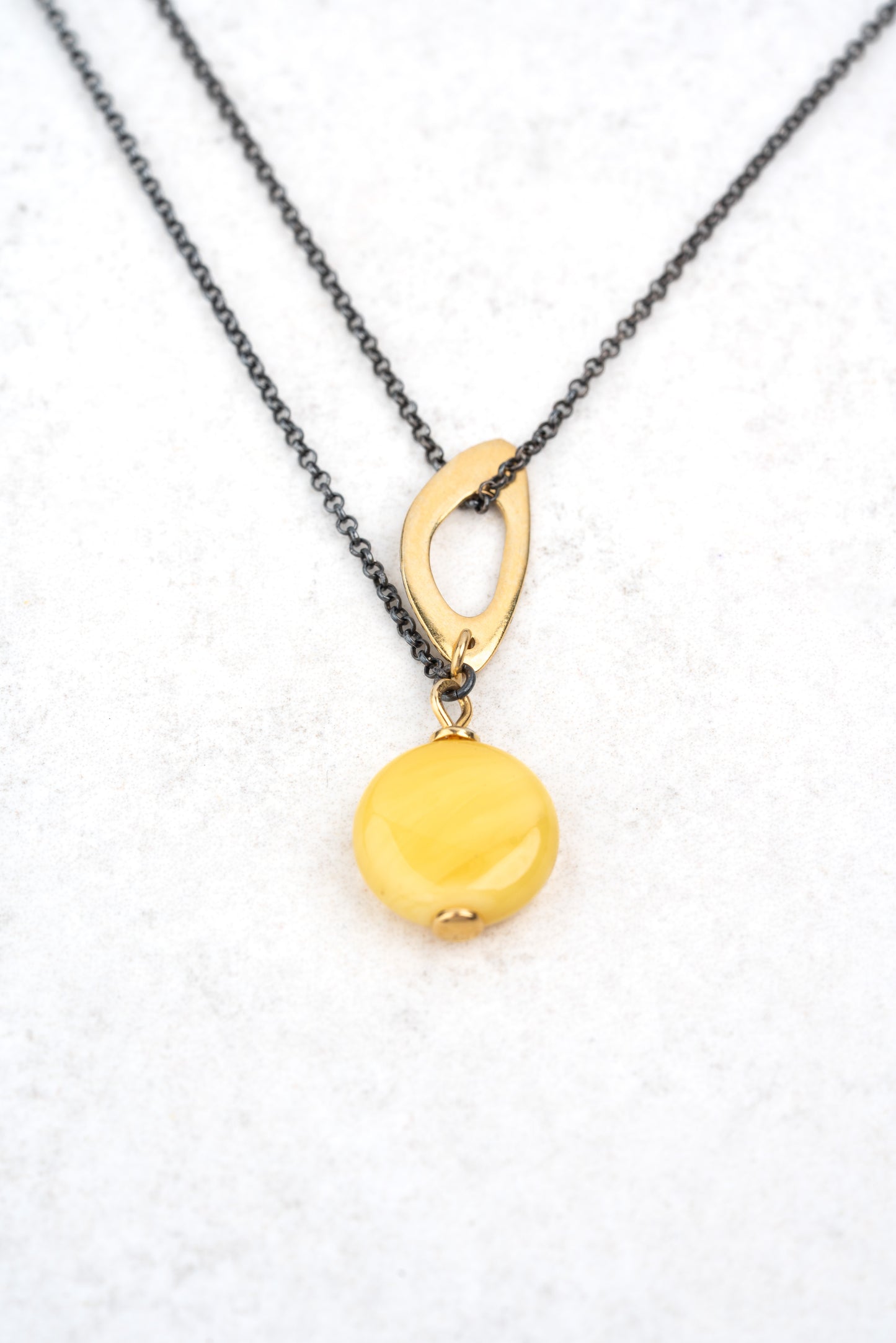 Paauksuotas gintaro pakabukas su geltonuoju gintaru „Nodus Aurum“