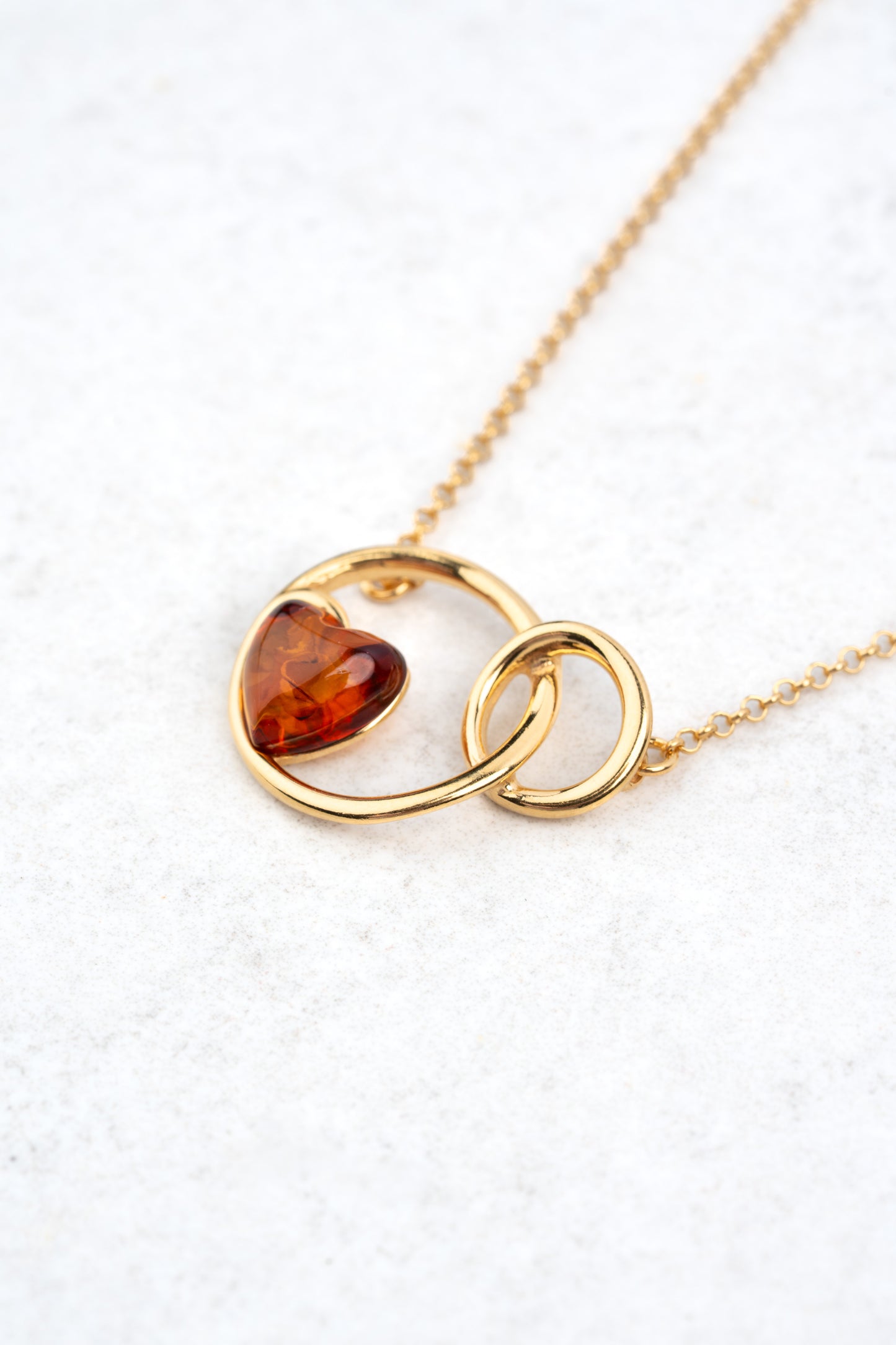 Paauksuotas gintarinis pakabukas su medaus spalvos gintaru „Nodus Amor“