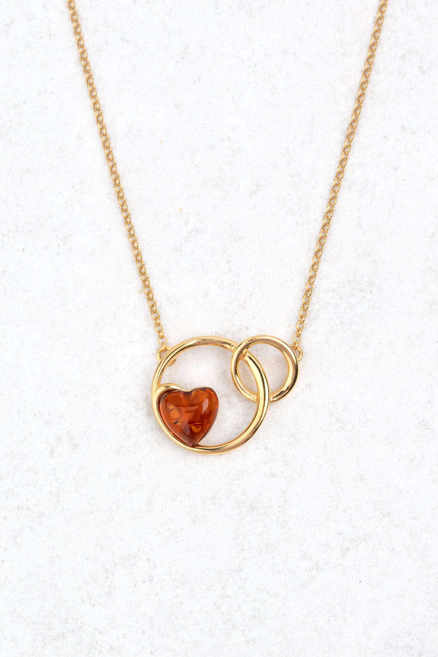 Paauksuotas gintarinis pakabukas su medaus spalvos gintaru „Nodus Amor“