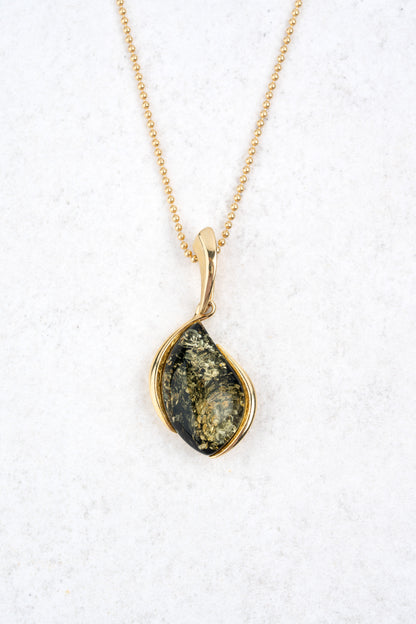 Paauksuotas gintarinis pakabukas su žaliuoju gintaru „Flamma Viridis“