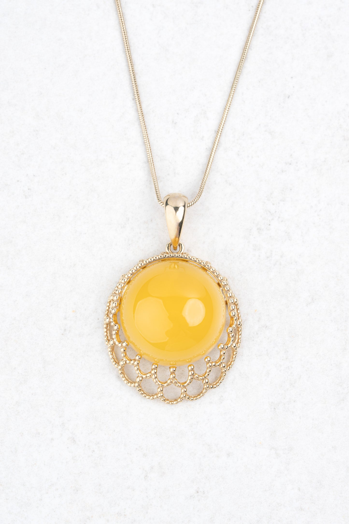 Paauksuotas gintarinis pakabukas su geltonuoju gintaru „Corona Mellis“