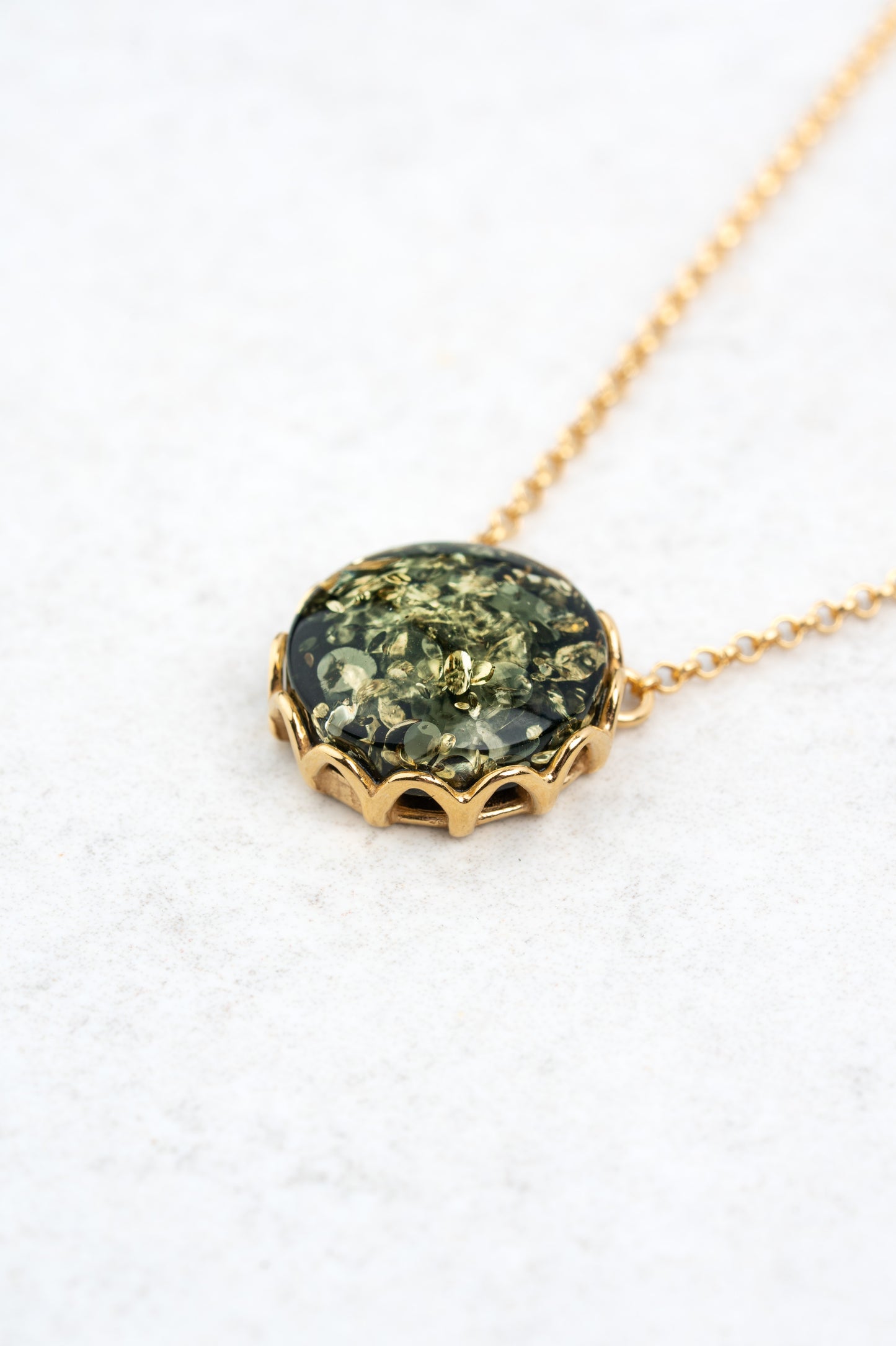 Paauksuotas gintaro pakabukas su žaliuoju gintaru „Aurora Silvarum“