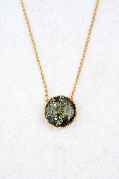 Paauksuotas gintaro pakabukas su žaliuoju gintaru „Aurora Silvarum“