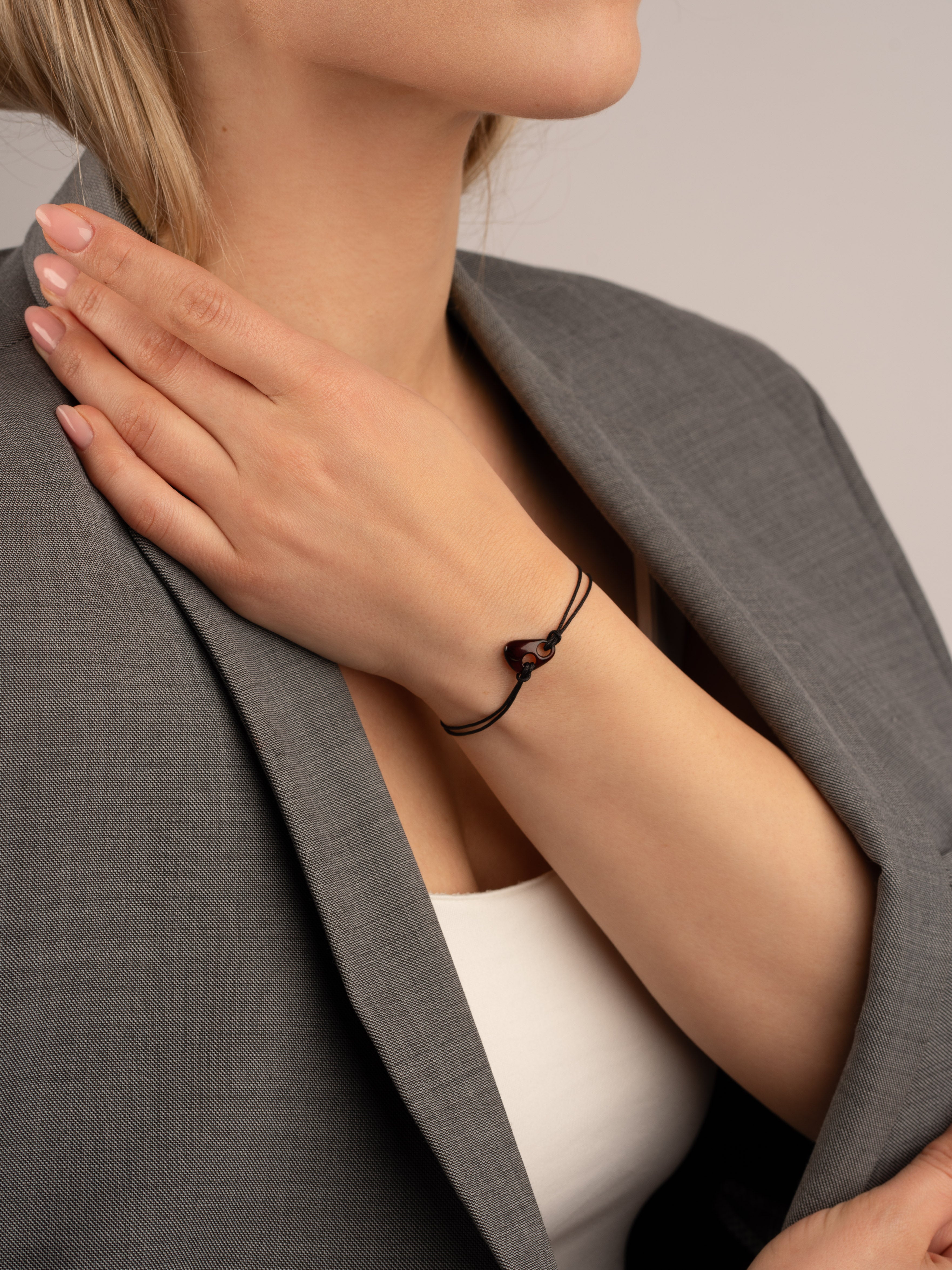 Gold-Plated Minimalist Amber Bracelet "Noctis Anima"