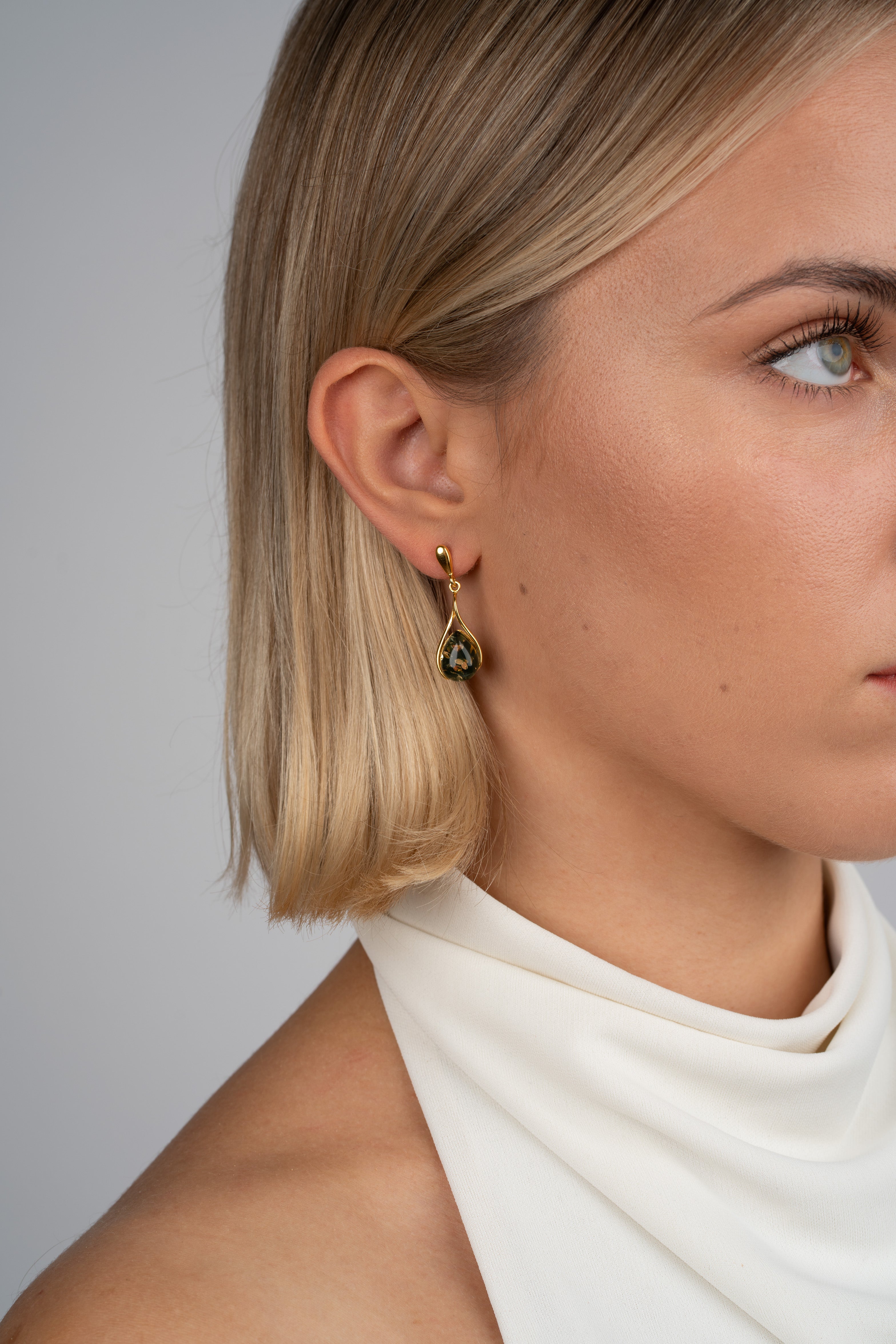 Elegant Gold-Plated Earrings with Green Amber „Folium Viride“