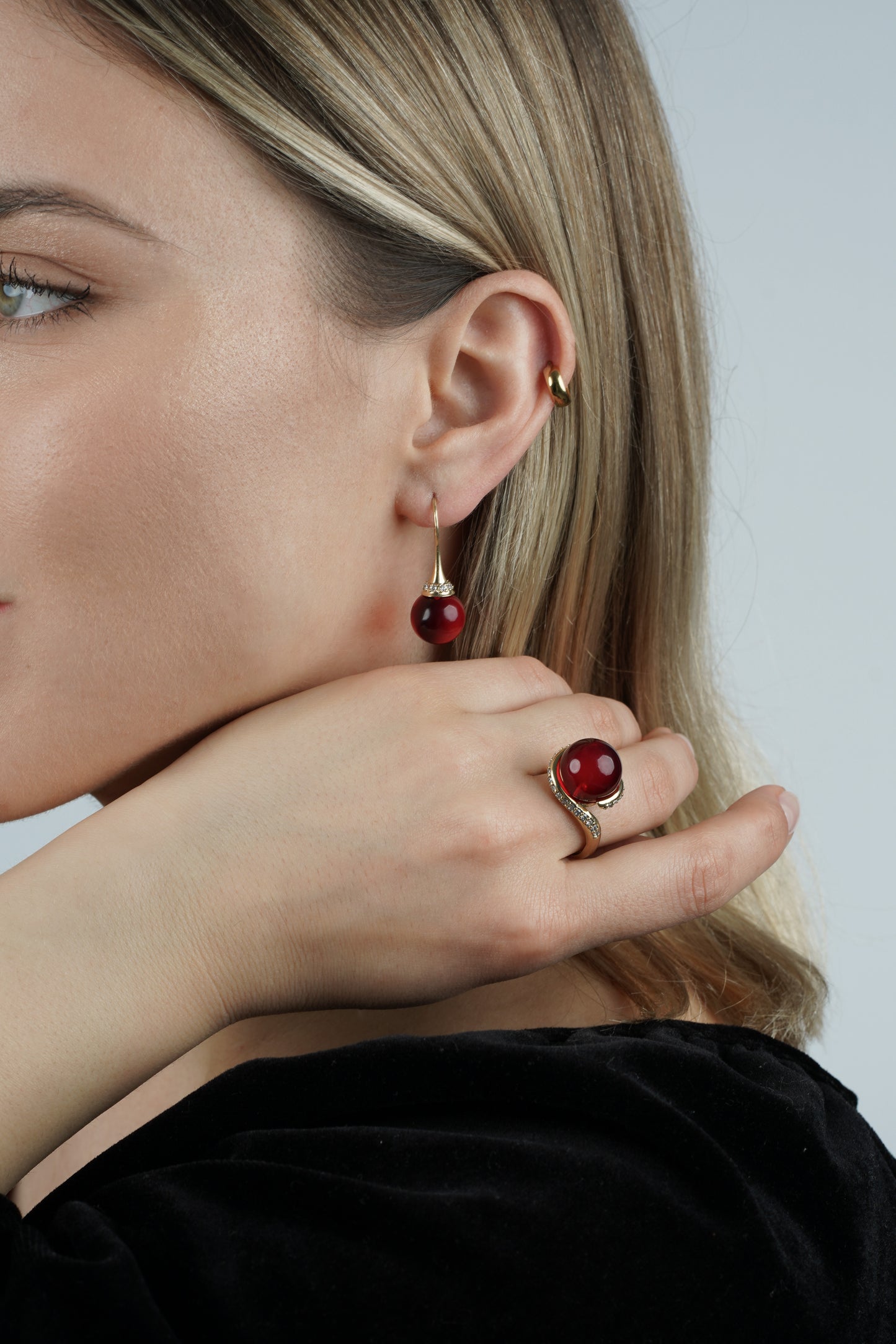 Gold-Plated Ring with Natural Red Amber "Peccatum Dulce – Vena"