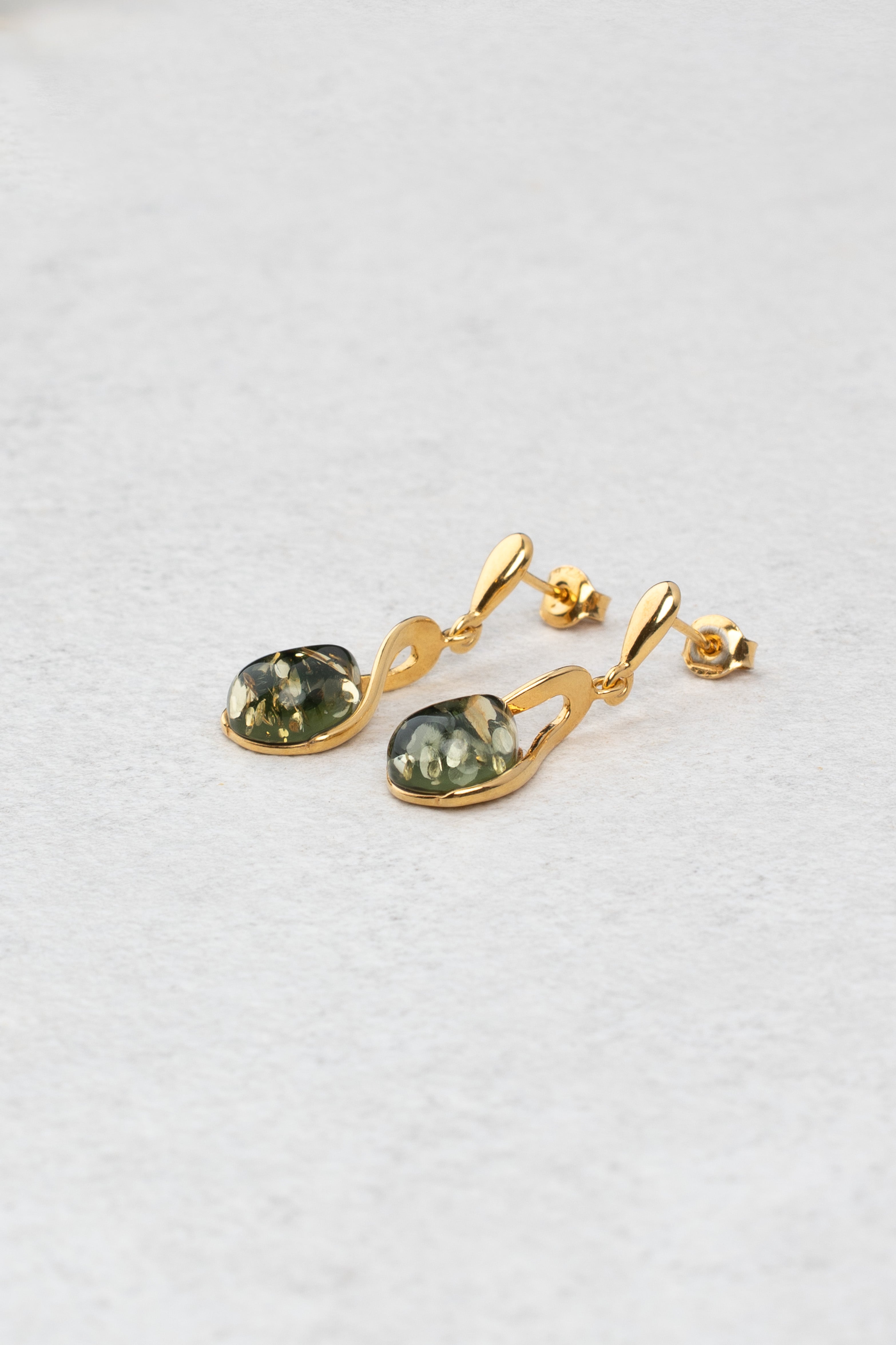 Elegant Gold-Plated Earrings with Green Amber „Folium Viride“