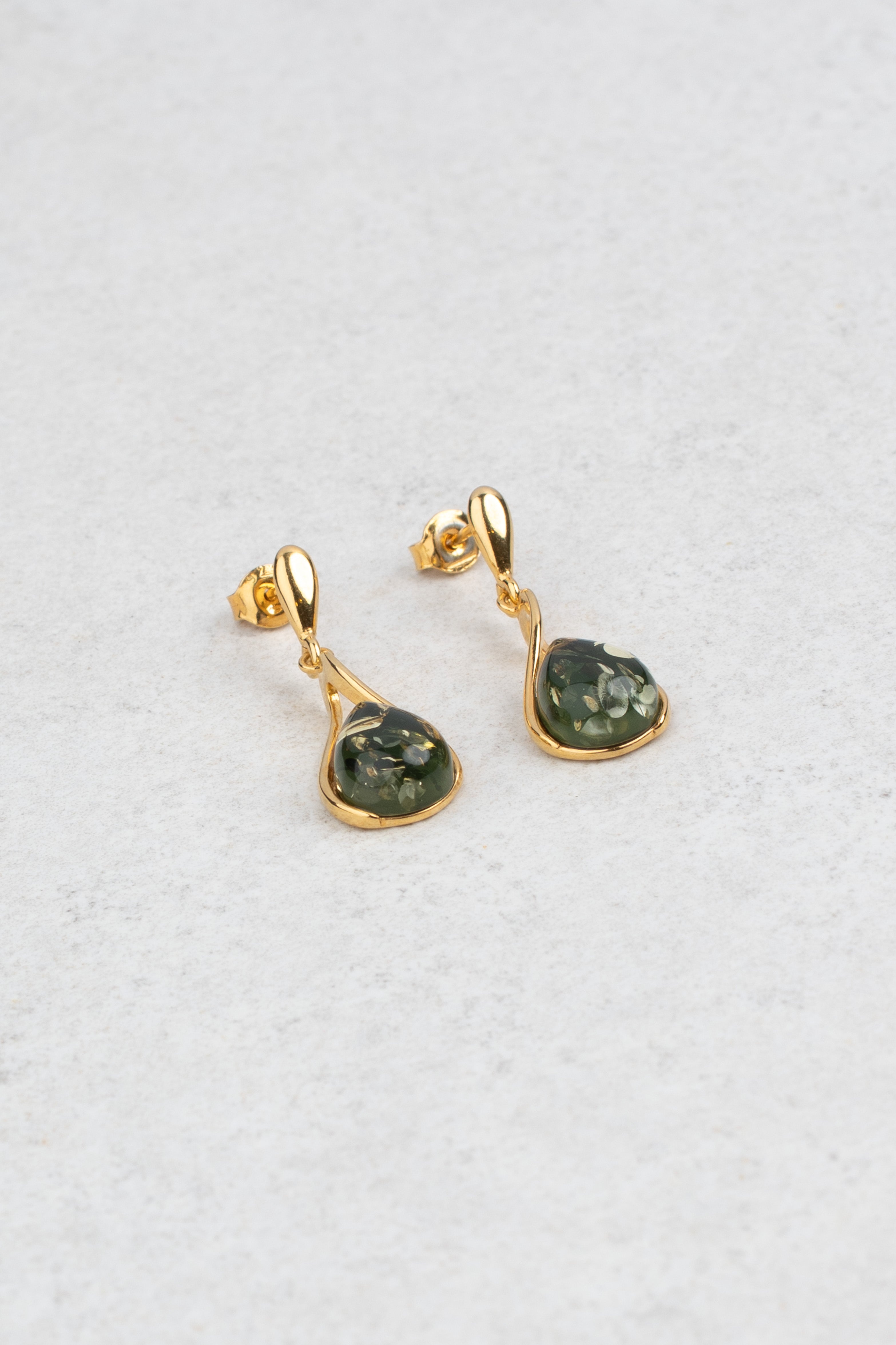 Elegant Gold-Plated Earrings with Green Amber „Folium Viride“