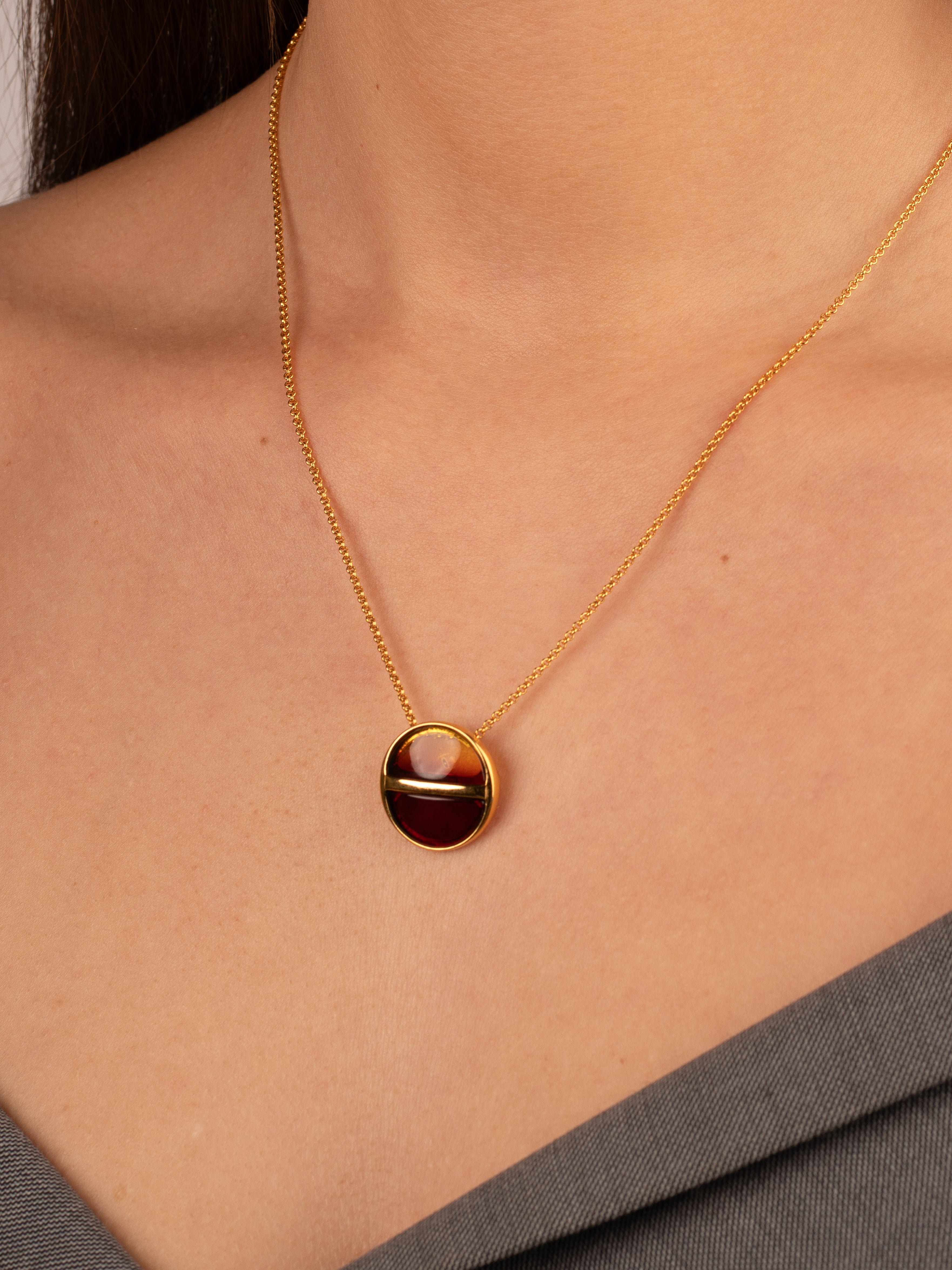 Gintaro pakabukas su medaus ir vyšninės spalvos gintaru „Horizon Solis Serenitas“

