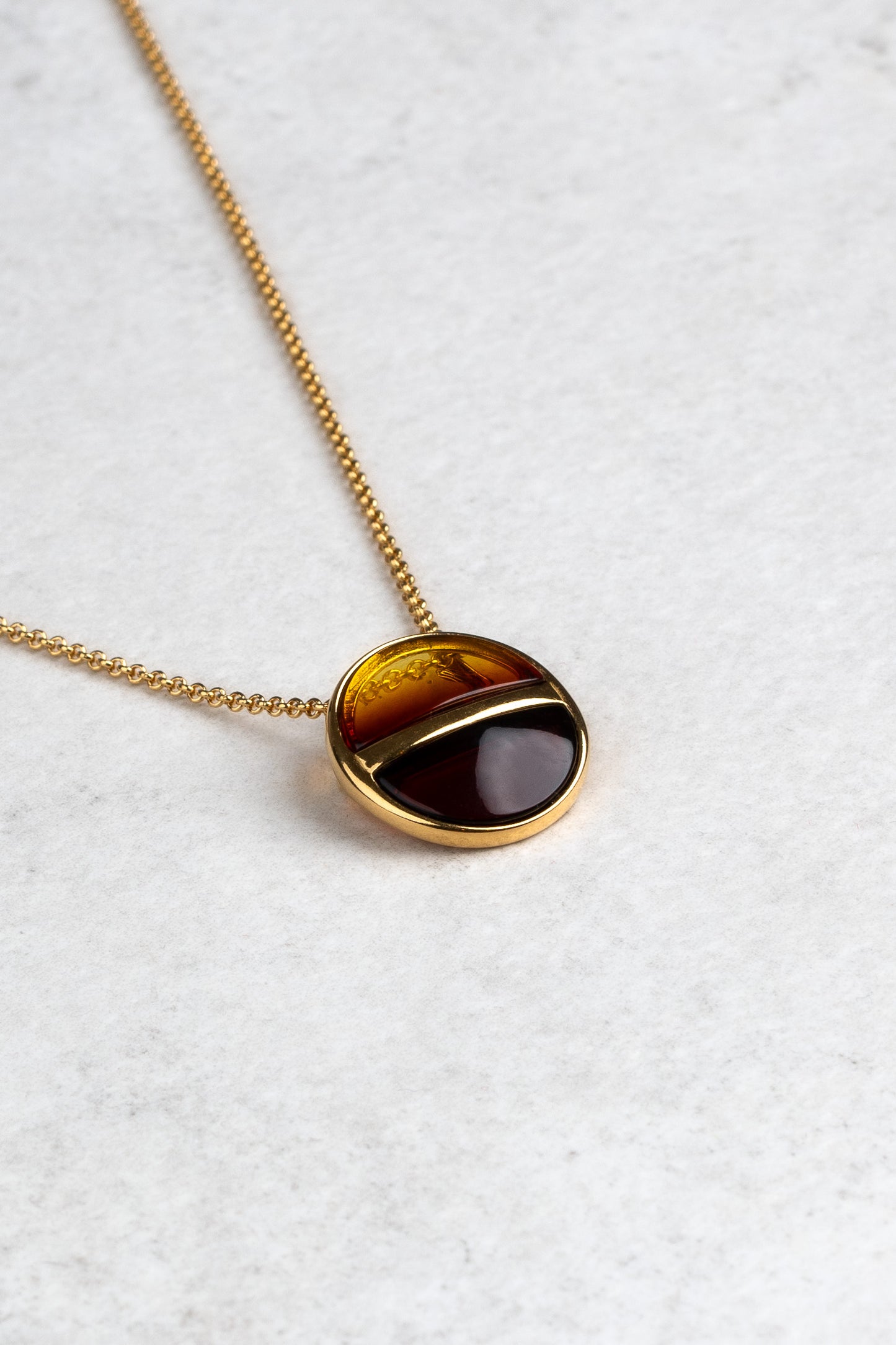 Luxurious Gold-Plated Pendant with Honey and Cherry-Colored Amber "Horizon Solis Serenitas"