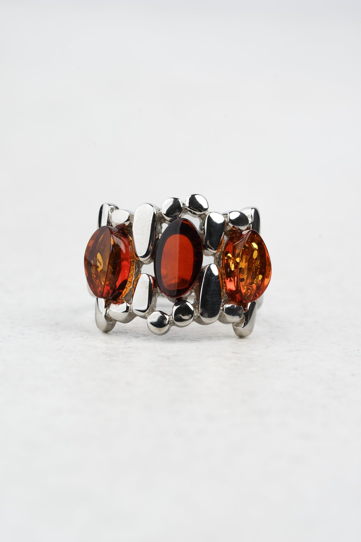 Sidabrinis medaus ir vyšnių spalvos gintaro žiedas „Luxar Ambrosium - Origo“