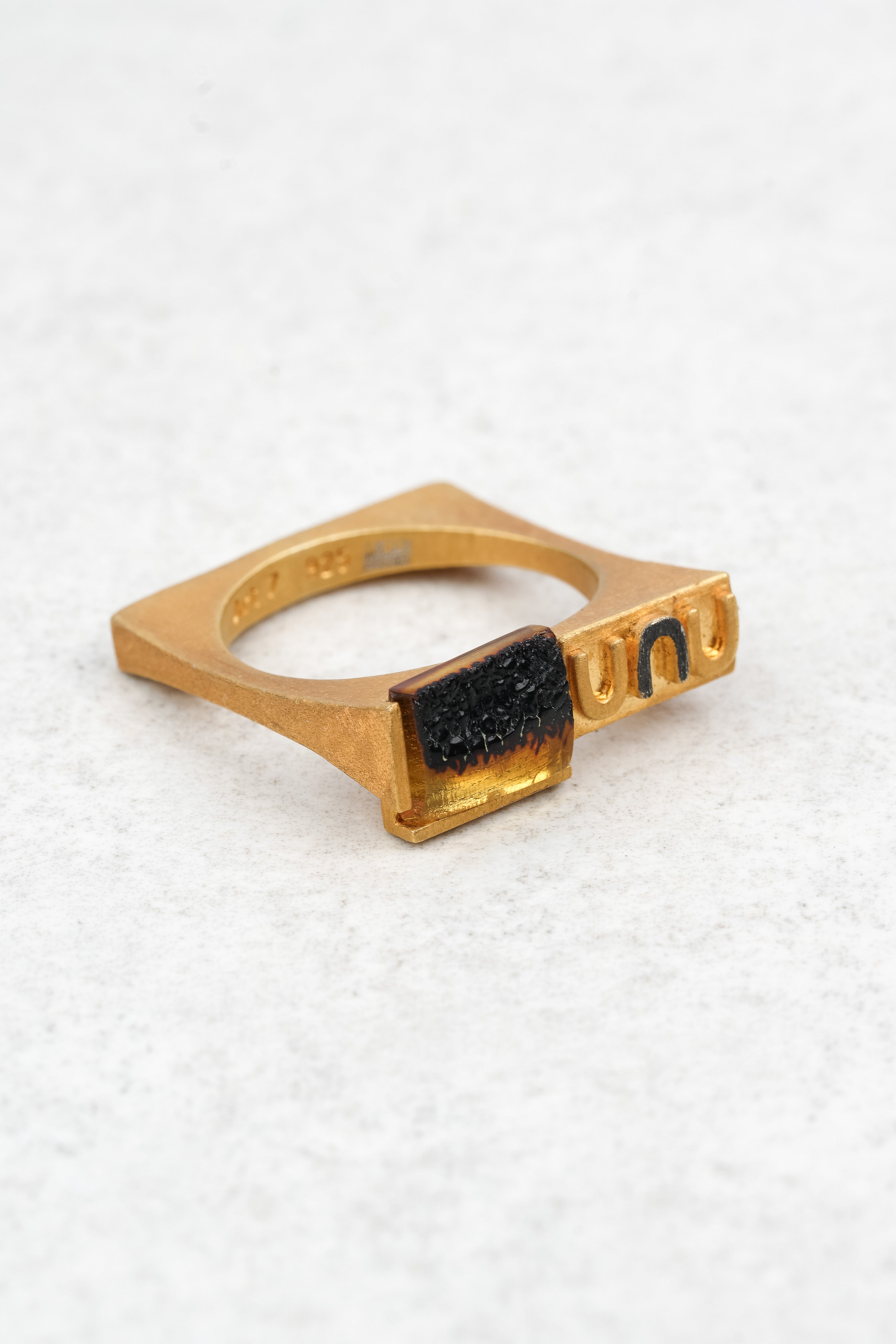 Gold-Plated Ring with Heat-Treated Honey Amber "Fragmenta Imperii – Unum"