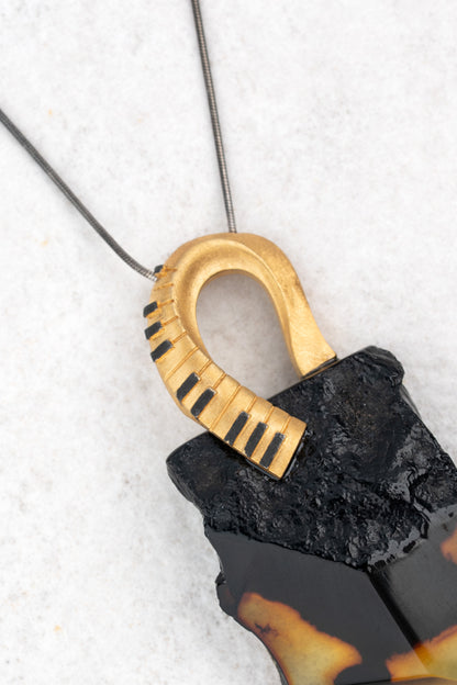 Išskirtinis Baltijos gintaro pakabukas "Pianinum Imperfectum - Atrum Cor"