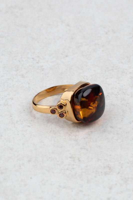 Paauksuotas gintarinis žiedas su medaus spalvos gintaru "Aurum Umbrae"